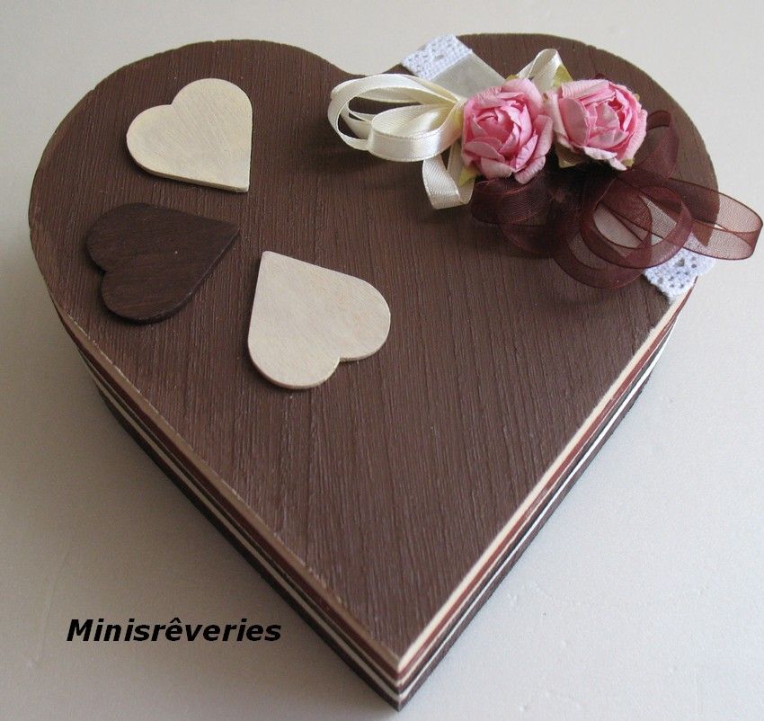 La boîte en forme de coeur de chocolats.